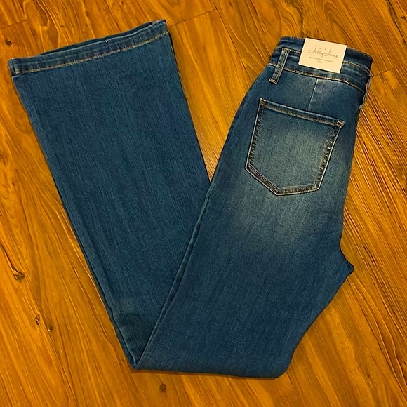 ☃️BOGO50%☃️ 🆕💙JELLY JEANS: Medium Wash High Rise Soft Flare Leg SIZE 7 - Picture 5 of 8
